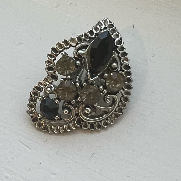 VINTAGE Faux Onyx and‎ Rhinestone Filigree Clip Earrings - Picture 6 of 9